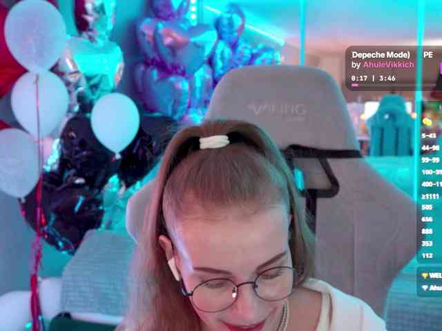 VikkiExtraCheese's chat room