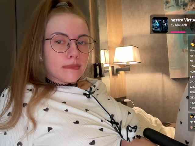 VikkiExtraCheese's chat room