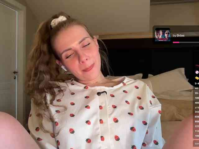 VikkiExtraCheese's chat room