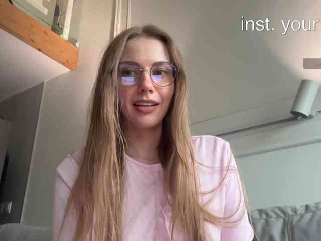 VikkiExtraCheese's chat room