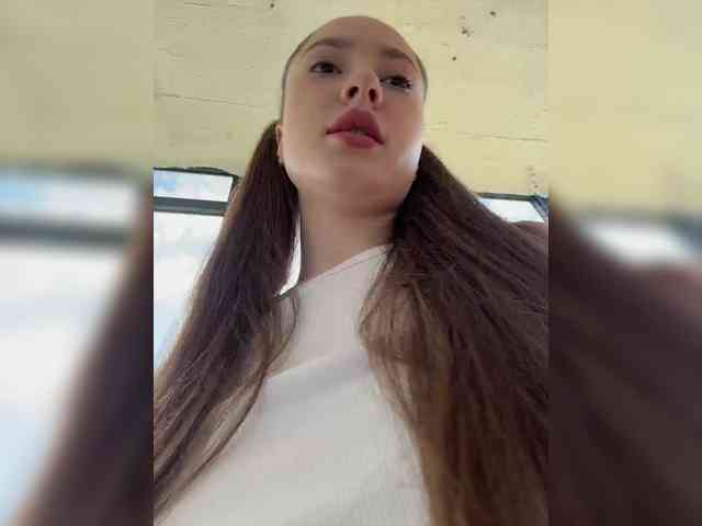-Valeria-'s chat room