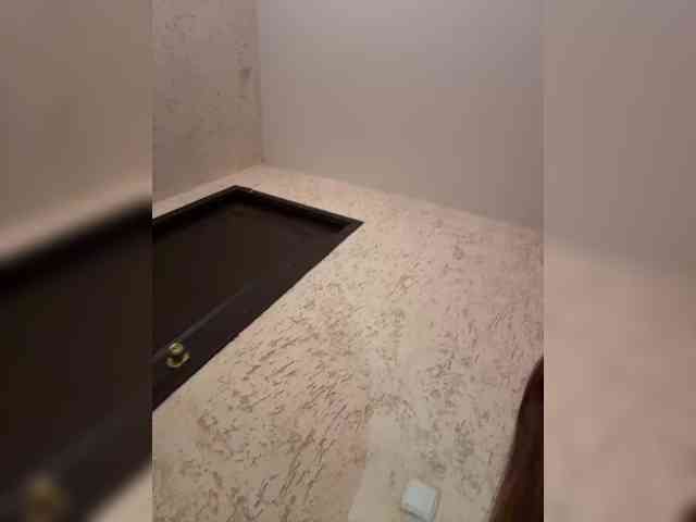 LittleDelora's chat room