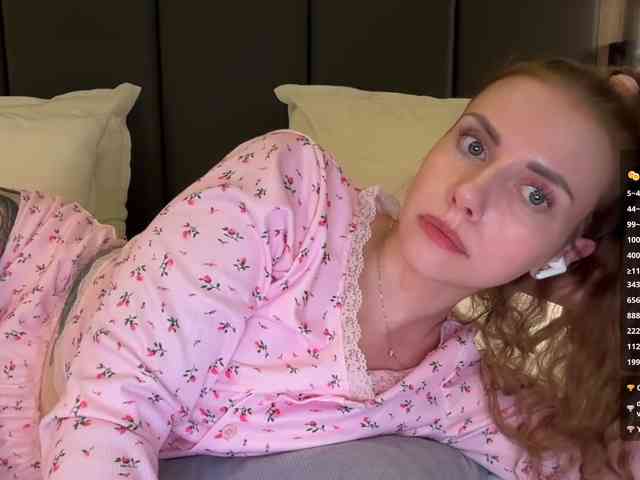 VikkiExtraCheese's chat room