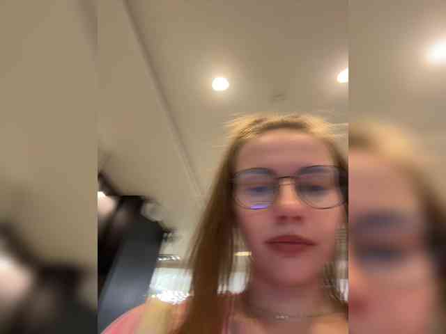 VikkiExtraCheese's chat room