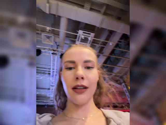 VikkiExtraCheese's chat room