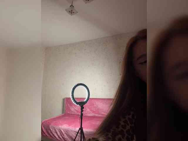 LittleDelora's chat room