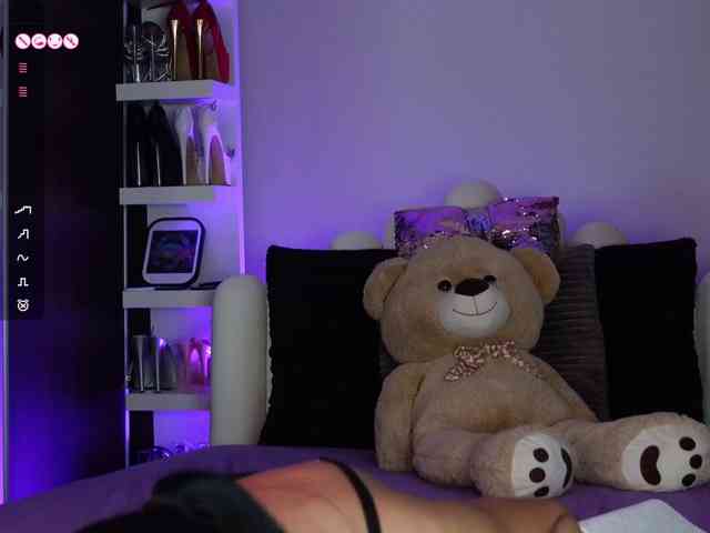 AngelaMyst's chat room