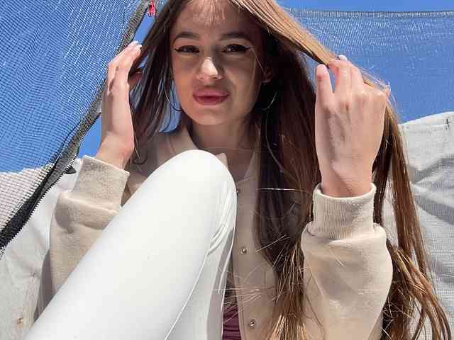 -_-_--------'s chat room