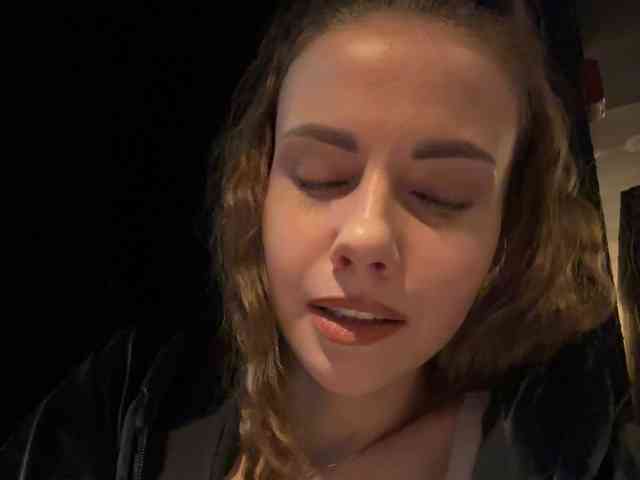 VikkiExtraCheese's chat room