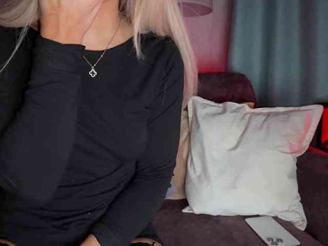 PinkFoxya's chat room