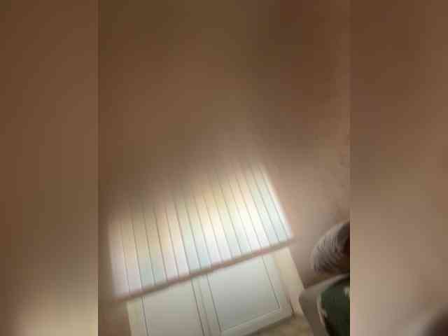 LittleDelora's chat room