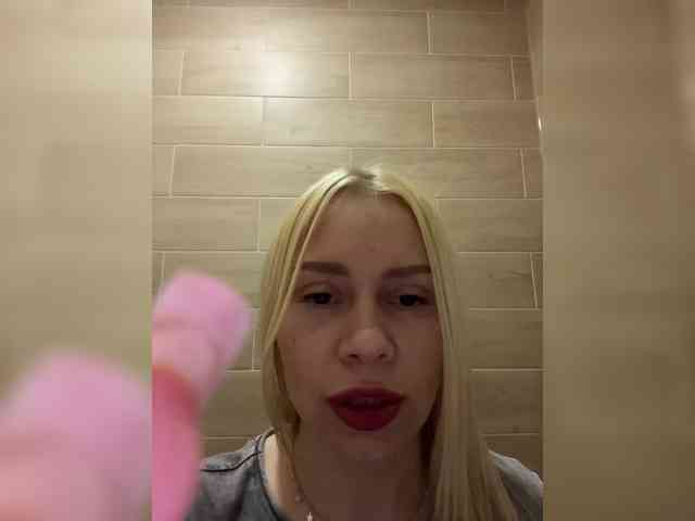 MirandaNow's chat room
