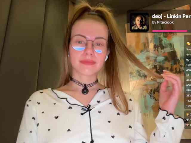 VikkiExtraCheese's chat room