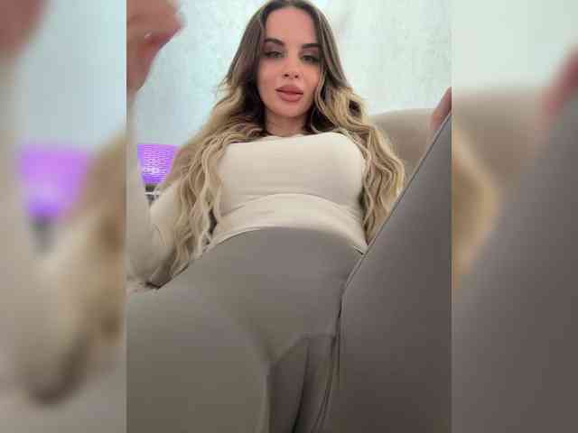 LedyMiya's chat room