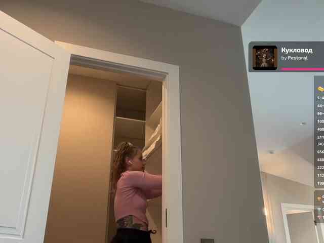 VikkiExtraCheese's chat room