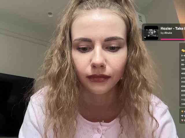 VikkiExtraCheese's chat room