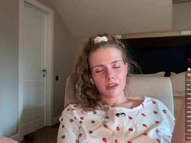 VikkiExtraCheese's chat room