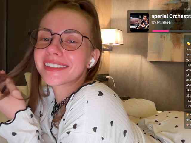 VikkiExtraCheese's chat room