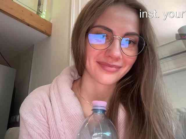 VikkiExtraCheese's chat room