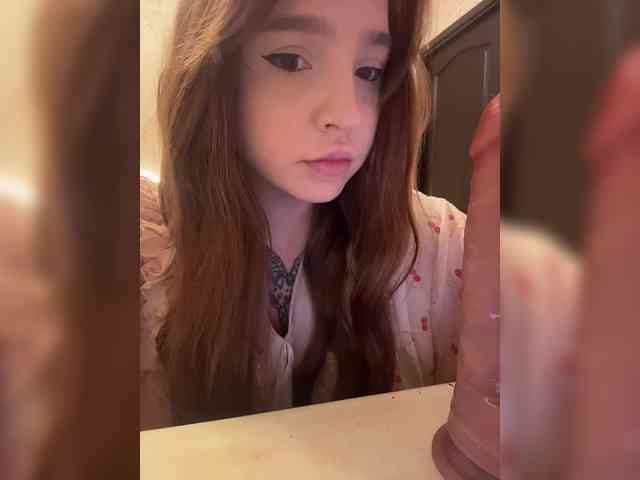 LittleDelora's chat room