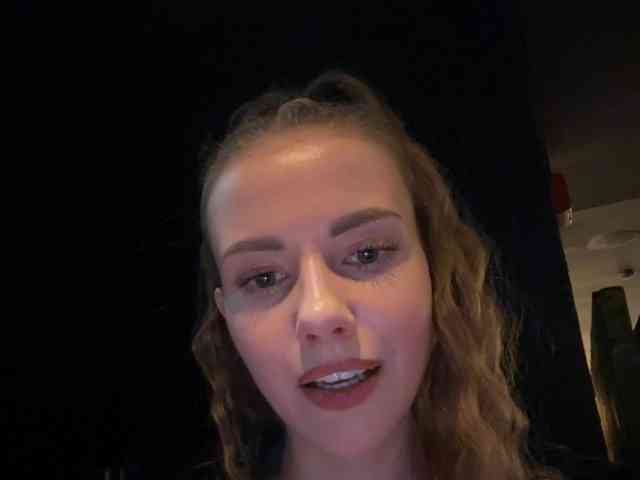 VikkiExtraCheese's chat room