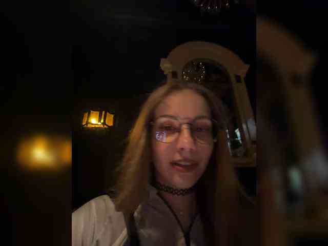 VikkiExtraCheese's chat room