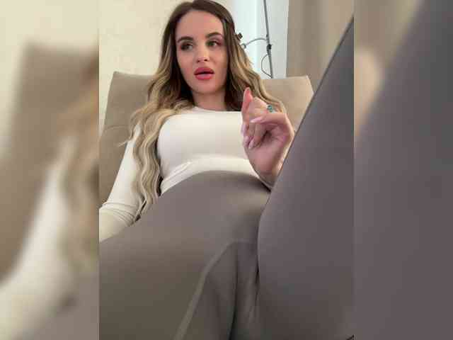 LedyMiya's chat room