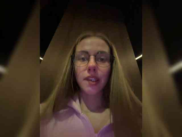 VikkiExtraCheese's chat room