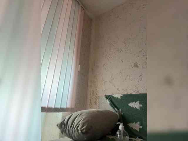 LittleDelora's chat room