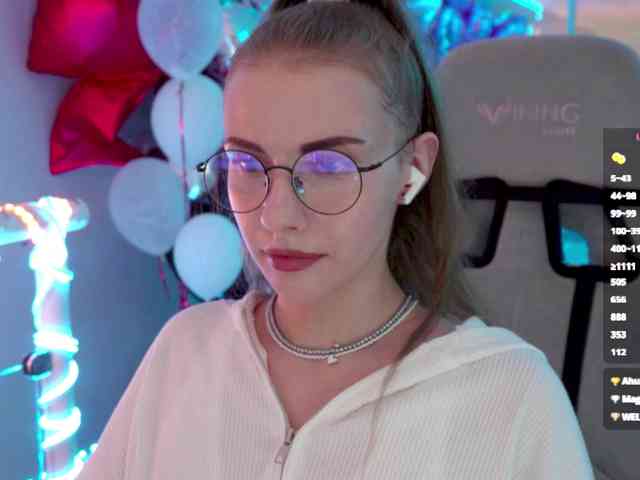VikkiExtraCheese's chat room