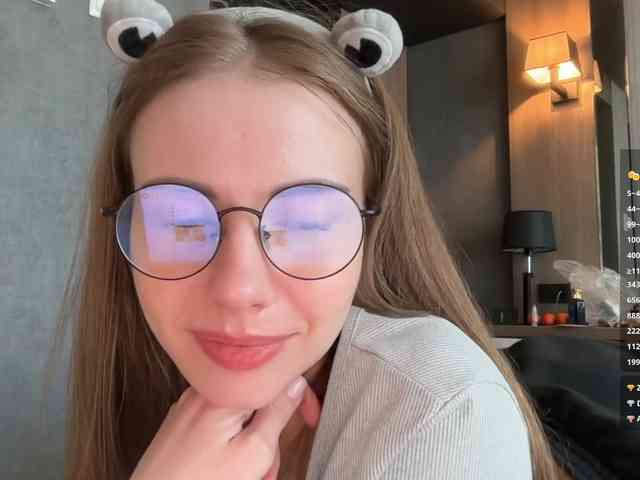 VikkiExtraCheese's chat room