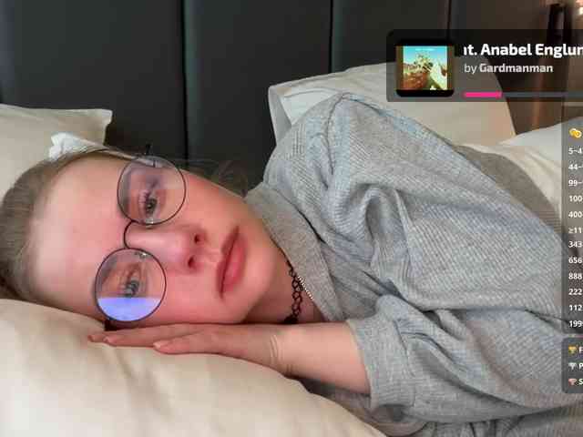 VikkiExtraCheese's chat room