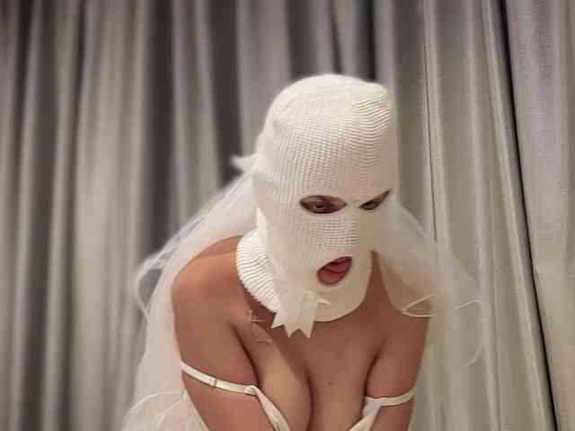 hiddenCrazySlut's chat room