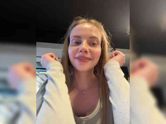 VikkiExtraCheese's chat room