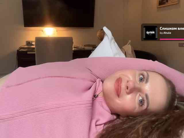 VikkiExtraCheese's chat room