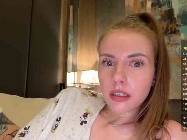 VikkiExtraCheese's chat room