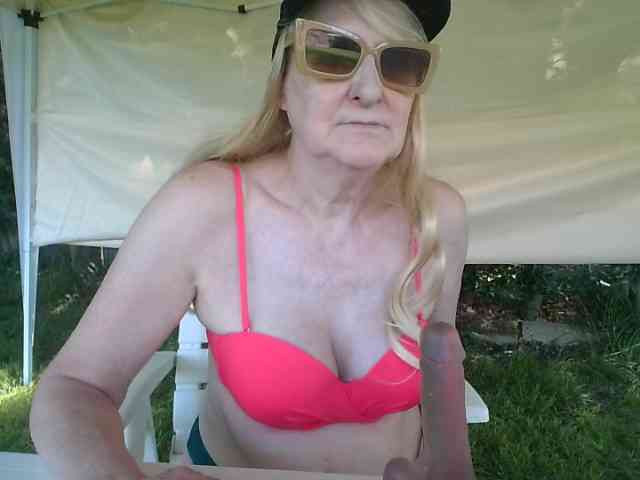 BlondMilfTascha's chat room