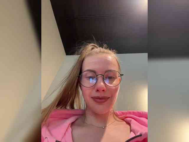 VikkiExtraCheese's chat room