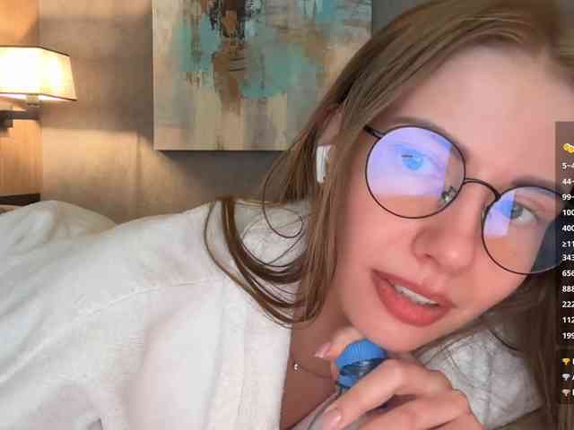 VikkiExtraCheese's chat room