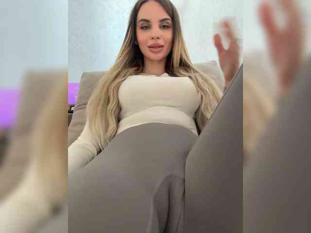 LedyMiya's chat room