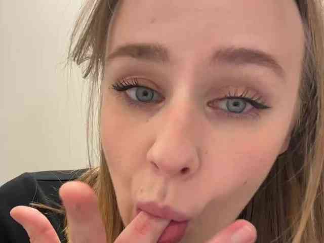 -Angel-Ali-'s chat room