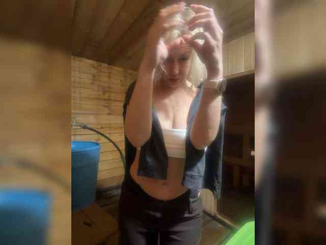 Milfa_hot's chat room