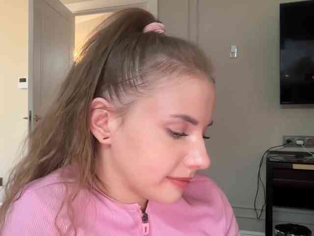 VikkiExtraCheese's chat room