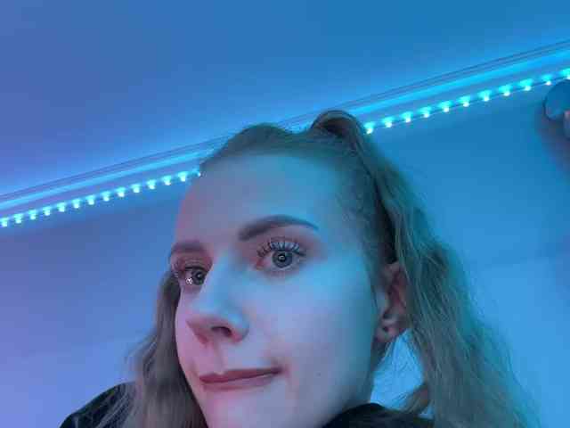 VikkiExtraCheese's chat room