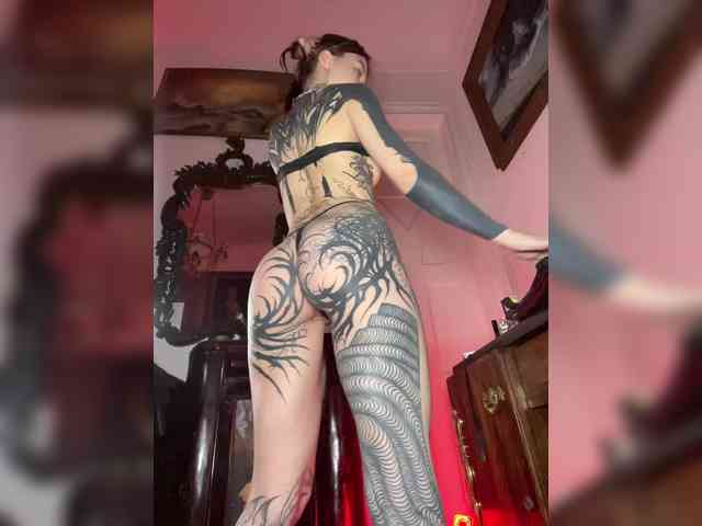 LINA69FEMDOM's chat room