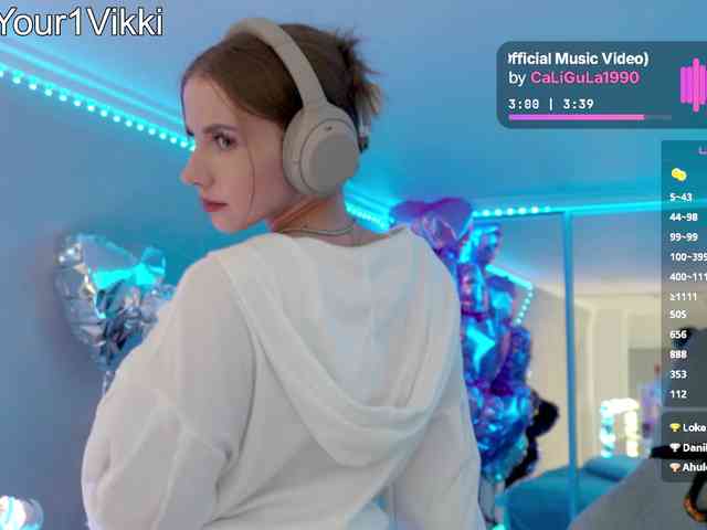 VikkiExtraCheese's chat room