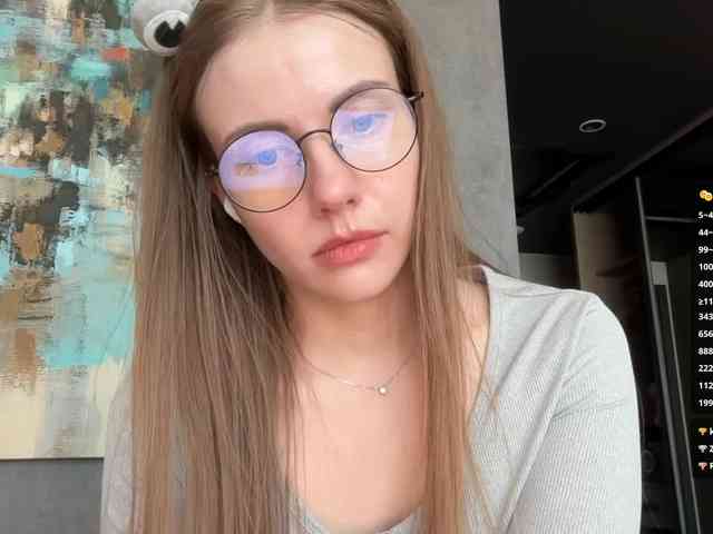 VikkiExtraCheese's chat room