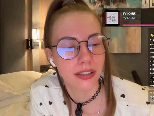 VikkiExtraCheese's chat room