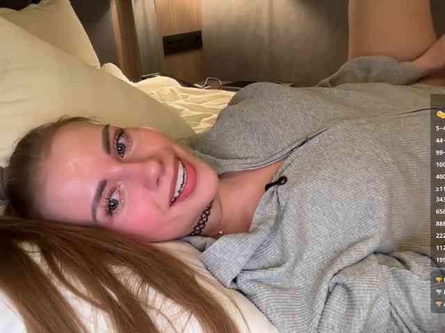 VikkiExtraCheese's chat room