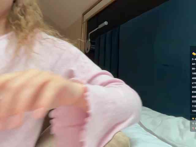 VikkiExtraCheese's chat room